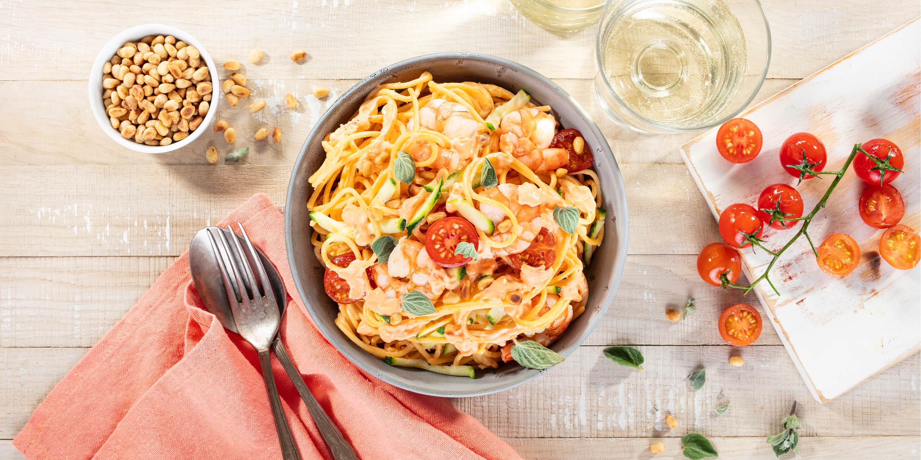 Leckere Spaghetti mit saftigen Garnelen, frischen Zucchini und süßen Cherrytomaten, serviert in einer eleganten Schale